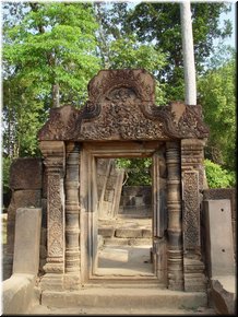 10 A magnificent gopura (an entrance pavilion).jpg