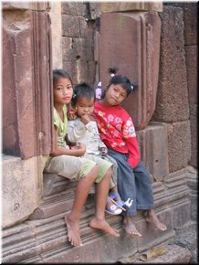 14 A group of children in the temple (taken by Meimei).jpg