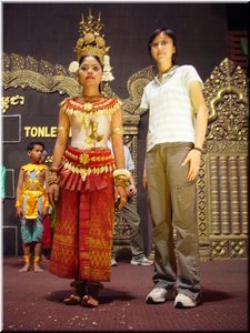 26-01 City Impression --- a mememto picture with a traditional dancer in a restaurant.jpg