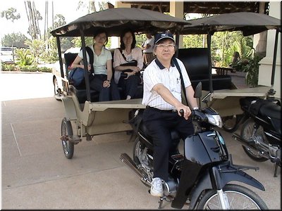 26-03 City Impression --- papa as driver of a motorcycle-powered taxi.jpg