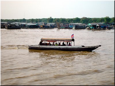 01-02-01 Tonle Sap --- On-water houses with boats as tools for transportation.jpg