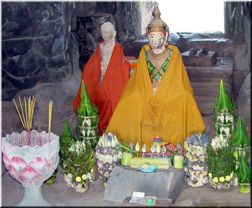 02-04-02 Takeo --- Statues of gods worshipped in the temple.jpg