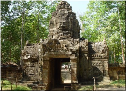 03-09-01 Ta Som --- The front gopura (entrance pavilion) with a 4-face tower.jpg