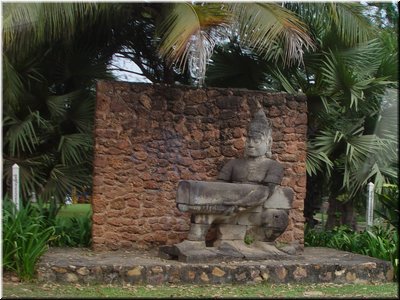 04-04-01 Siem Reap --- A god statue which is part of Churning of Milk Sea.jpg