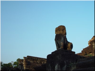04-08-03 Bakong --- A guarding lion.jpg