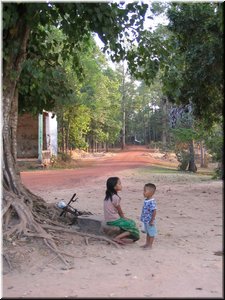 04-08-04 Bakong --- Two cute children in front of the temple.jpg