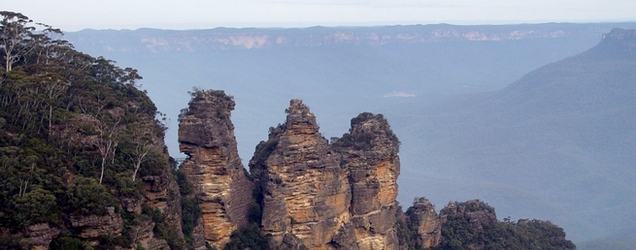 The Three Sisters at Blue Mountains attracting many people.