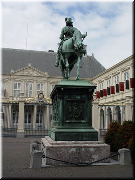 Day 03.06 (Holland)-Royal Palace Noordeinde with a statue of Prince Willem van Oranje where Queen Beatrix works B.JPG