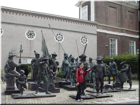 Day 03.07 (Holland)-A bronze version of 'Night Watch' by Rembrandt in front of Palace Noordeinde in The Hague.JPG