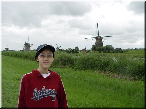 Day 03.12 (Holland)-We walked along a canal in Kinderdijk with 19 windmills aside.JPG