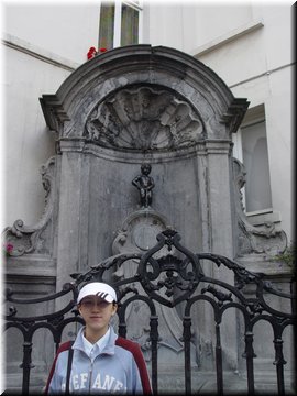 Day 05.03 (Belgium)-The statue of Manneken-Pis ('Little Pissing Man') in Brussels near Grand Place.jpg