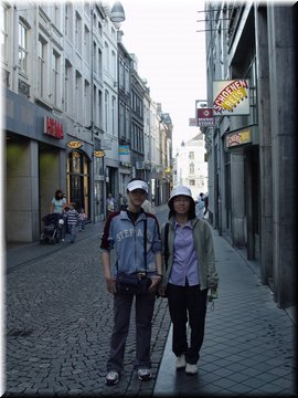 Day 07.11 (Holland)-Strollling in Muntstraat (Munt Street) in Maastricht.jpg