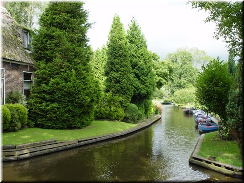 Day 09.14 (Holland)-Picturesque  scene F in Giethoorn.jpg