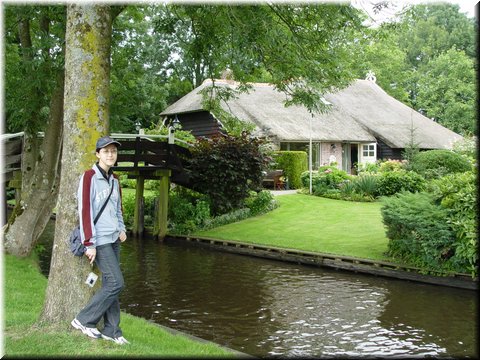 Day 09.16 (Holland)-Picturesque  scene H in Giethoorn.jpg