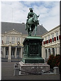 Day 03.06 (Holland)-Royal Palace Noordeinde with a statue of Prince Willem van Oranje where Queen Beatrix works B.JPG