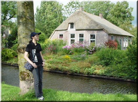 Day 09.13 (Holland)-Picturesque  scene E in Giethoorn.jpg