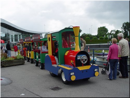 01 An around-park street car.jpg