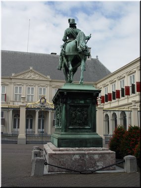 01 Royal Palace Noordeinde with a statue of Prince Willem van Oranje.jpg