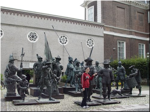 05 A bronze version of 'Night Watch' by Rembrandt in front of the palace.jpg