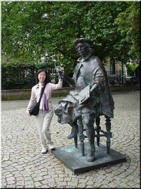 06 A statue of Rembrandt at the same spot.jpg