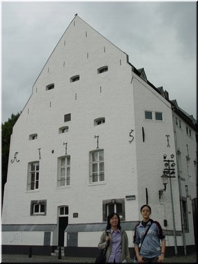 04 'Plague House' to keep patients of disease of black  .jpg