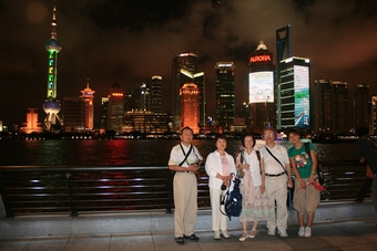 5-06-Against Pudong high buildings on the Bund