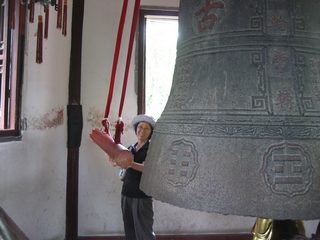 6-05-Hitting hugh bell for luckiness in Hanshan Temple