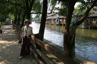 7-08-At a river in Wuzheng --- a time-freezed town