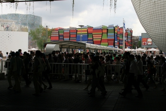 I-2-06-02-People waiting in line