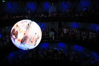 I-3-07-02-A big ball interactive with audience