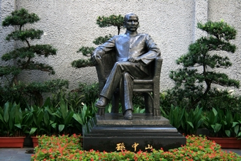 I-5-09-02-Dr. Sun's bronze statue