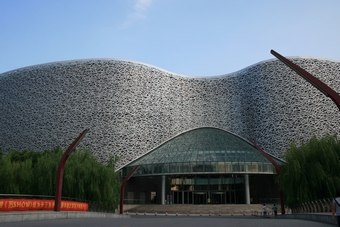 I-6-06-01-Jinji Lake - a lake building with very few tourists
