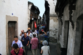 I-7-04-02-There were crowded tourists