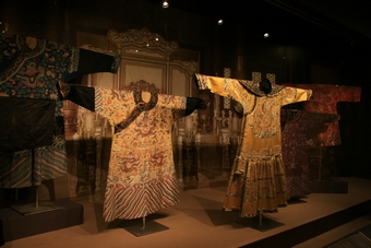 I-8-06-02-We visited China Silk Museum at Hangzhou for a very short time