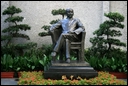 I-5-09-02-Dr. Sun's bronze statue.jpg