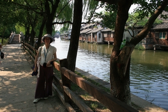 I-7-06-03-At a riverside in Wuzheng --- a time-freezed town