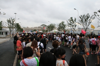 01a-Waiting to enter the Expo park