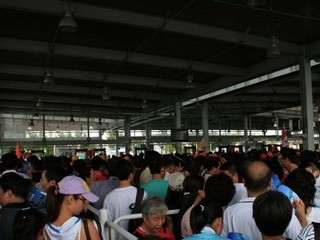 01b-We had to wait for about 45 minutes to enter the park