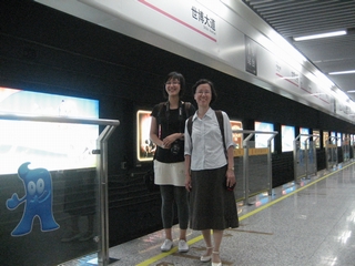 04-Waiting to take rapid transit to enter the park