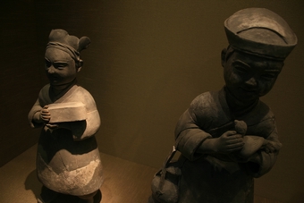 08-Ceramic figures made in Han Dynasty