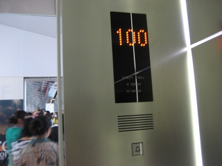 04-A memento shot at the 100th floor in the lifter