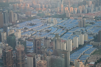 11-The roofs of the buildings are colorful