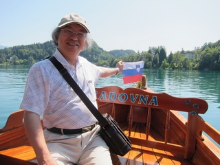 D03_02-03-01_Showing National Flag of Slovenia (Bled Lake, Slovenia)