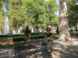 D05_01-04-01_A leasure time in the park 1 (park in front of Zagreb Railroad Station) (Zagreb, Croatia)