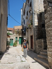 D07_01-04-01_Walking in the old town of Sibenik (Croatia)