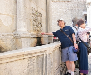D10_04-05-02_Is it cool (at the Big Onofrio Fountain in Dubrovnik) (Croatia)