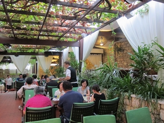 D10_04-22-02_Good atmosphere in Mimoza Restaurant in Dubrovnik (Croatia)