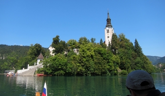 D03_02-04-01_Bled Island seen from lake surface 1 (Slovenia)