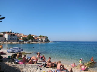 D08_01-02-01_People in leisure time at beach (Primosten, Croatia)