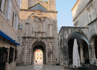 D10_01-04-01_Inside the gate of the old town (Korcula Island, Croatia)